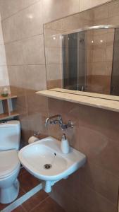 łazienka z umywalką i toaletą w obiekcie Pokoje Gościnne Róża we Władysławowie