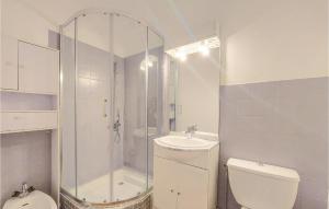 y baño con ducha, aseo y lavamanos. en Amazing Apartment In Cosne-cours-sur-loire With Wifi, en Cosne-Cours-sur-Loire