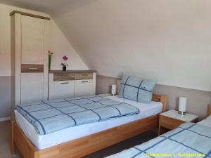 フルダにあるFewo Fulda Neuenbergのベッドルーム1室(青い枕のベッド2台付)
