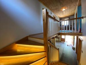 una escalera de madera en una habitación con suelo de madera en İznik Göl Manzaralı Ev, 
