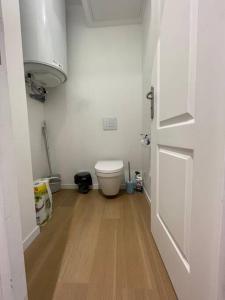 uma pequena casa de banho com um WC e uma porta em Appartement T2 à centre ville em Brive-la-Gaillarde