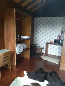 een kamer met een slaapkamer met een stapelbed bij Fazenda Morro Das Torres in Urupema