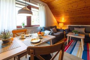 uma sala de estar com uma mesa e um sofá em Ferienwohnung-Am-Knurrhahn-3 em Scharbeutz