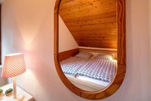 um quarto com uma cama num espelho redondo em Ferienwohnung-Am-Knurrhahn-3 em Scharbeutz