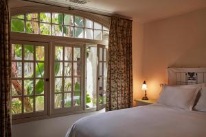 una camera con un letto e una grande finestra di Chateau Marmont a Los Angeles