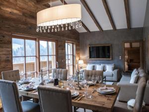 a dining room with a long table and chairs at Chalet-Apartment Holunder am Lift in Kirchberg in Tirol