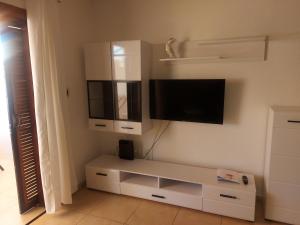 białe centrum rozrywki z telewizorem z płaskim ekranem na ścianie w obiekcie Under The Lime, beautiful apartment Los Cristianos w mieście Los Cristianos