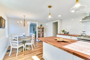 Кухня или мини-кухня в Quiet Waterfront Home Ideal Maine Escape!
 +17 фотографий