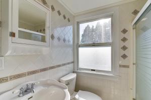 baño con lavabo y aseo y ventana en Waterfront Bass Harbor Retreat Walk to Beaches, en Bass Harbor