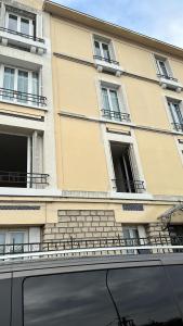un reflet d'un bâtiment dans la fenêtre dans l'établissement Appartement Mantes-la-Jolie, à Mantes-la-Jolie