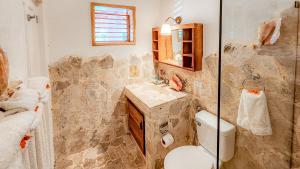 Koupelna v ubytování VILLAS PARADISO Bio-Resort