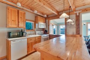 Кухня или мини-кухня в Oceanside Bass Harbor Home with Peaceful Deck!
 +16 фотографий