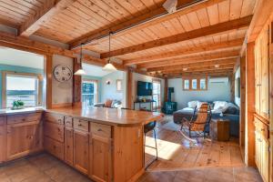 Телевизор и/или развлекательный центр в Oceanside Bass Harbor Home with Peaceful Deck!