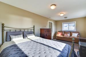 um quarto com uma cama grande e um sofá em Coastal Retreat Waterfront Right Outside Windows! em Tremont