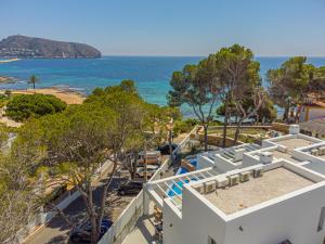 uma vista aérea da praia a partir de uma casa em BALILOS 4 - By Almarina Villas em Benissa