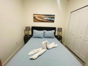 Postel nebo postele na pokoji v ubytování 3BD/3BTH Home Near Downtown Orlando