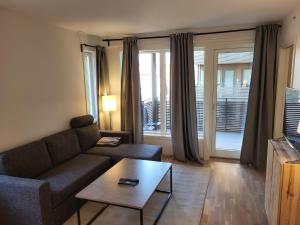 sala de estar con sofá y mesa en JECI Apartment Frogner, Lillestrøm - Classic and Central, en Lillestrøm