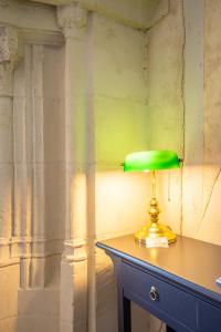 une lampe verte assise au-dessus d'un bureau dans l'établissement Mille Sabords 4 pers à 20 minutes de Beauval, à Montrichard