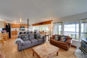 Area tempat duduk di Cozy Beachouse View and Deck, Steps from Skagit Bay