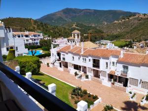 - une vue depuis le balcon d'une maison avec une cour dans l'établissement PENTHOUSE COSTA DEL SOl, à Benahavís