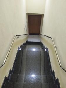 an empty hallway with stairs and a door at Seabra serviços de hotelaria limitada in Brasilia