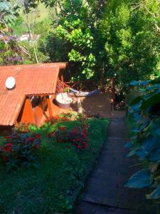 een luchtzicht op een achtertuin met een huis en een tuin bij Chalé nas Árvores in São Francisco Xavier