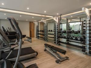 - une salle de sport avec tapis de course, vélos elliptiques et miroirs dans l'établissement Veyla Natai Residences by Elite Havens, à Ban Na Phong