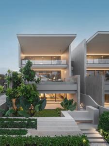 uma vista exterior de uma casa com escadas e plantas em Veyla Natai Residences by Elite Havens em Ban Na Phong