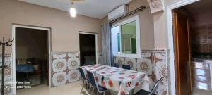 um quarto com uma mesa com uma toalha de mesa em Appartement ahfir em Ahfir