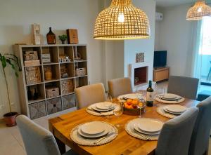 ein Esszimmer mit einem Holztisch mit Stühlen in der Unterkunft DeVVine Beach and Golf in Alvor