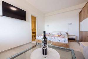 Klanfari的住宿－Apartment in Crikvenica 5316，客厅配有带一瓶葡萄酒的桌子