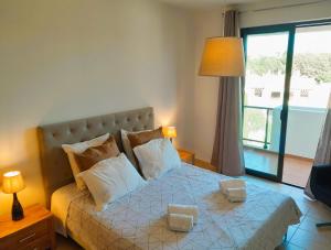 ein Schlafzimmer mit einem Bett mit zwei Kisten darauf in der Unterkunft DeVVine Beach and Golf in Alvor