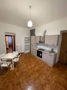 a kitchen with a table and a table and chairs at Appartamento vicino centro in Turin