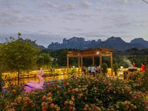 张家界Heaven's Gate Home Stay --free pick up service--panoramic view of Tianmen Mountain的花园中设有粉红色火烈鸟的花园
