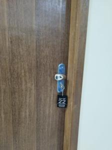 a blue door knob on a wooden door at Seabra serviços de hotelaria limitada in Brasilia