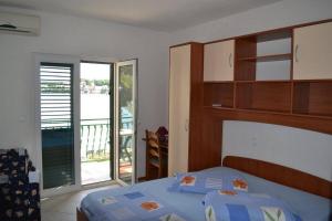 ロヴィステにあるApartments and rooms by the sea Loviste, Peljesac - 21096のベッドルーム(ベッド1台付)、バルコニーが備わります。