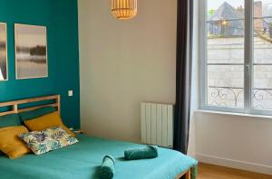 A bed or beds in a room at Le Cosy - T3 Familial - Calme - Centre ville - Netflix - Wifi