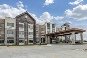 ein großes Gebäude mit einem Parkplatz davor in der Unterkunft Sleep Inn Waukee-West Des Moines in Waukee