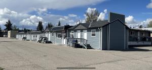 una fila de casas estacionadas al lado de una calle en West Castle Motel en Pincher Creek