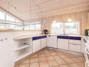 Kuchyň nebo kuchyňský kout v ubytování Holiday home Blokhus LVI