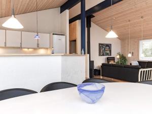 Kuchyň nebo kuchyňský kout v ubytování Holiday home Blokhus LVI