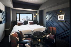 Un pat sau paturi într-o cameră la Mercure Tokyu Stay Osaka Namba