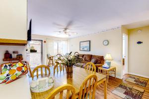 comedor y sala de estar con mesa y sillas en Club Ocean Villa II 184B, en Ocean City