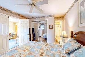 Schlafzimmer mit einem Bett und einem Deckenventilator in der Unterkunft Club Ocean Villa II 184B in Ocean City