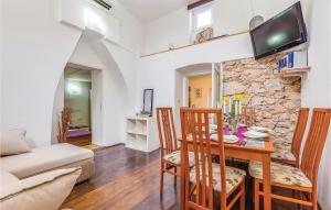 ein Esszimmer und ein Wohnzimmer mit einem Tisch und Stühlen in der Unterkunft Nice Home In Grmani With Kitchen in Šmrika