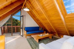 Mt LyfordTotara Lodge - Unwind, Relax & Enjoy - Mt Lyford的客厅里有一张蓝色的沙发和一张桌子 更多14张照片