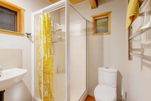 Mt LyfordTotara Lodge - Unwind, Relax & Enjoy - Mt Lyford的带淋浴、马桶和水槽的浴室