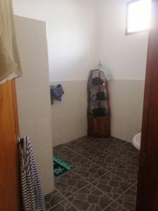 يوليز هومستاي في كوتا لومبوك: حمام به مرحاض وأرضية من البلاط
