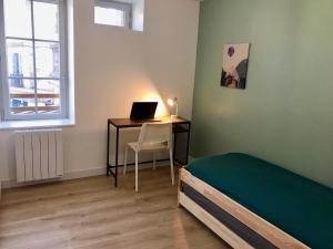 Fotografia z galérie ubytovania Le Cosy - T3 Familial - Calme - Centre ville - Netflix - Wifi v destinácii Château-du-Loir