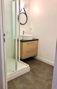 A bathroom at Le Cosy - T3 Familial - Calme - Centre ville - Netflix - Wifi